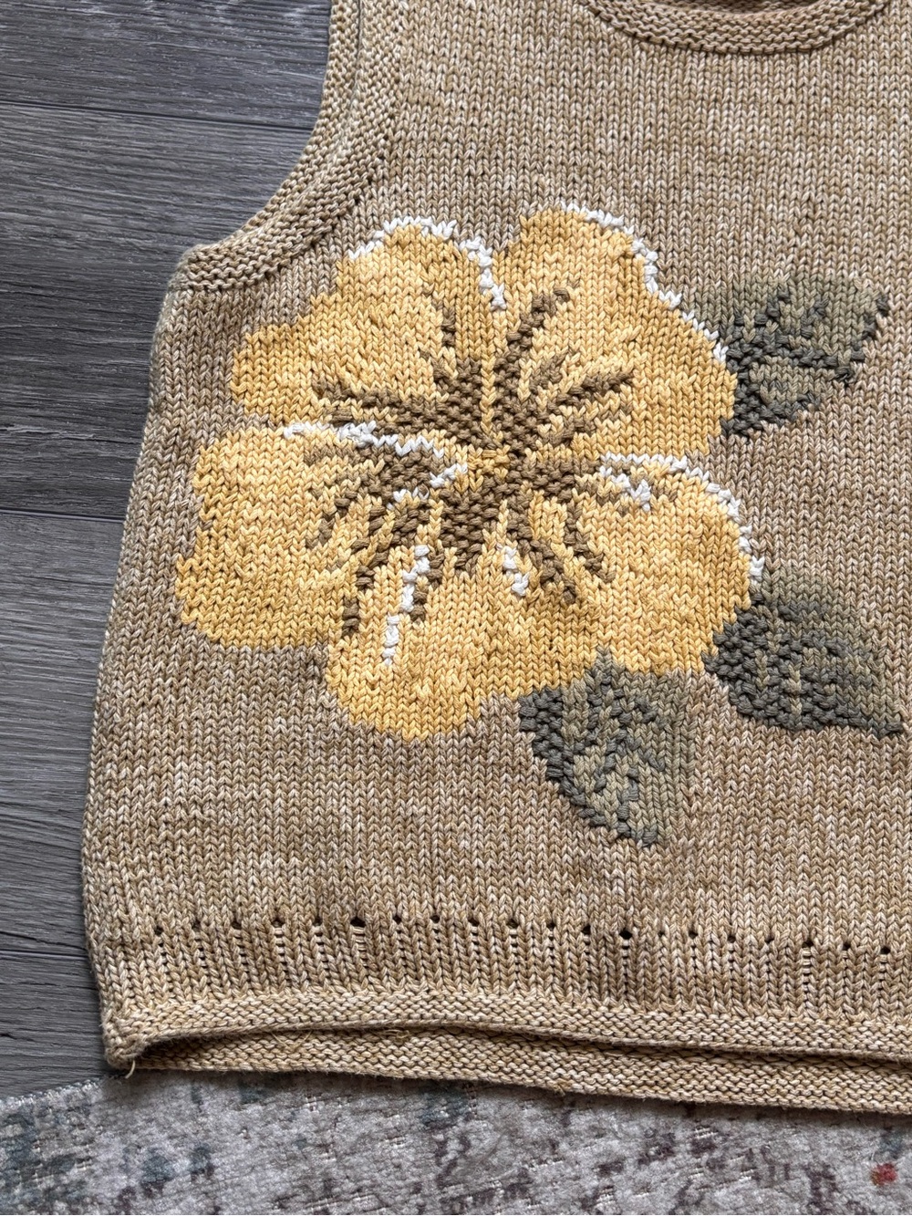 🌺Liz Claiborne🌺 (Liz Sport) Floral Tan Knit Sweater Top - Picture 2 of 4